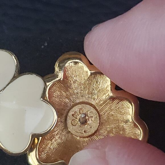 Vintage Monet Flower Earrings Gold Tone Cream Enamel 80's Signed Spring - Picture 2 of 7